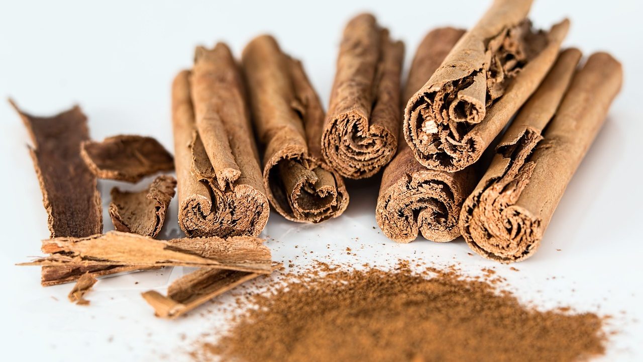 Cinnamon stick & powder