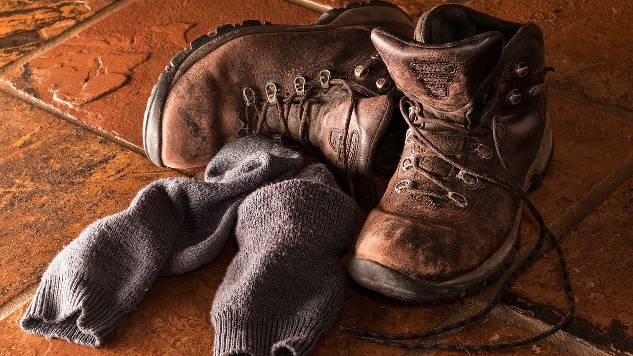 How to remove the smell in shoes?