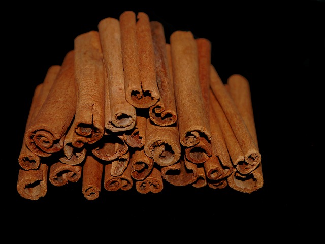 Which insects are attracted to cinnamon?